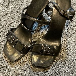 Sexy and classy blouse with buttons on each sleeve. See pics